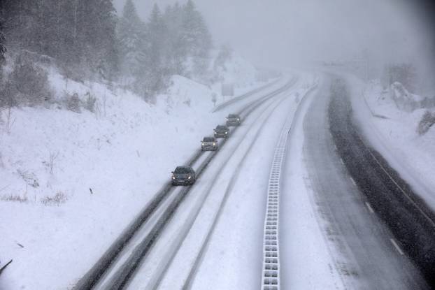 Delnice: Snijeg i jak vjetar otežavaju promet