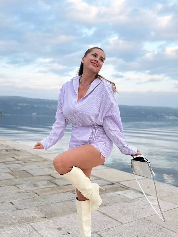 FOTO Nives od magle pobjegla na more, u prvi plan došle njene visoke čizme i mrežaste čarape