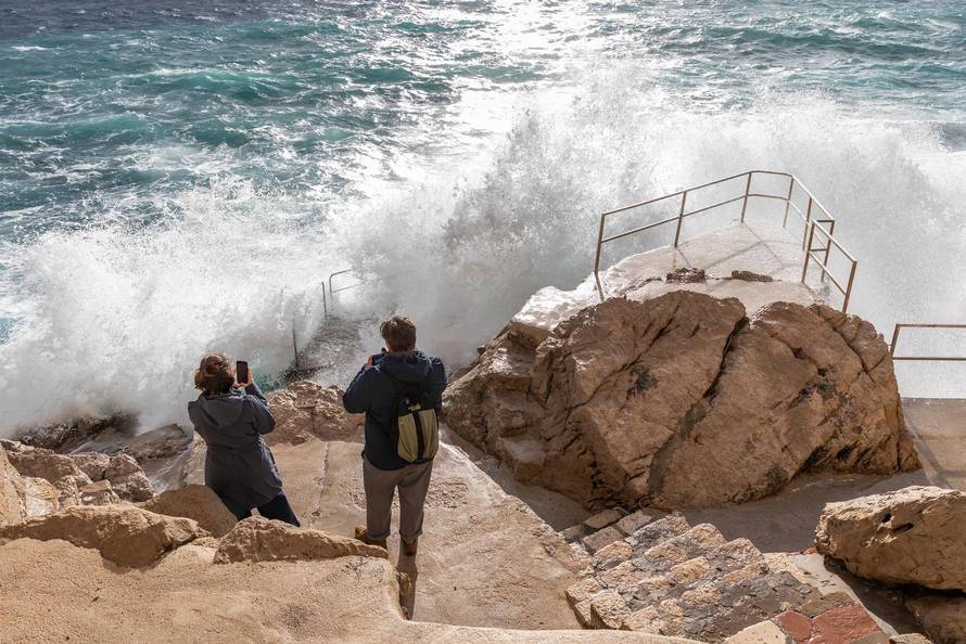 Dubrovnik: Potraga za tijelom muškarca kojeg su povukli valovi je obustavljena