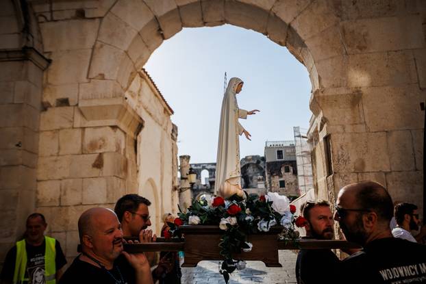 Split: Održana je molitva krunice na splitskom Peristilu