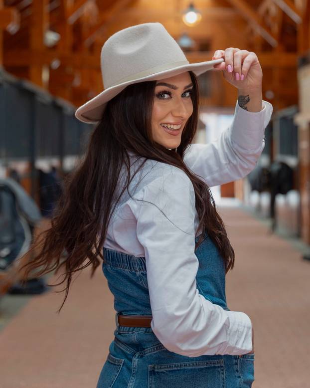 FOTO Hrvatica 'privodi' zvijezde FNC-a pred kameru, odjenula i dres Partizana: 'Neki će hejtati'