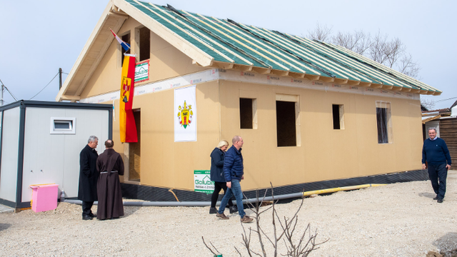 U Mošćenici je podignuta prva kuća iz projekta 'Krov za Hrvatsku' Željezanske biskupije