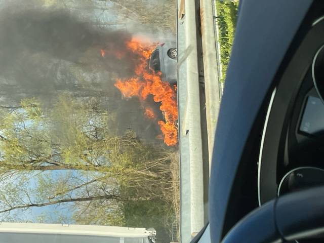 Buktinja na A3 kod Okučana: Zapalio se BMW na autocesti, vozi se u kilometarskoj koloni