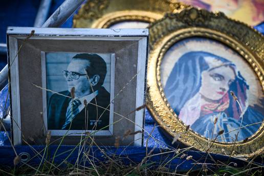 FOTO Lijevo Tito, desno Majka Bo&zcaron;ja: Na Hreli&cacute;u se prodaje ba&scaron; sve, od kroksica do kormila