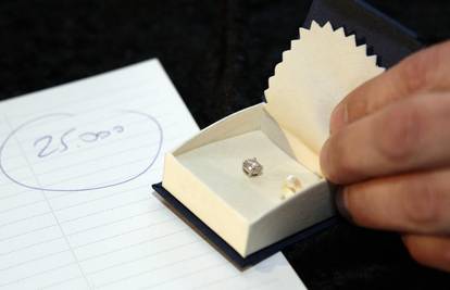 Policija prodala Maradoninu dijamantnu naušnicu