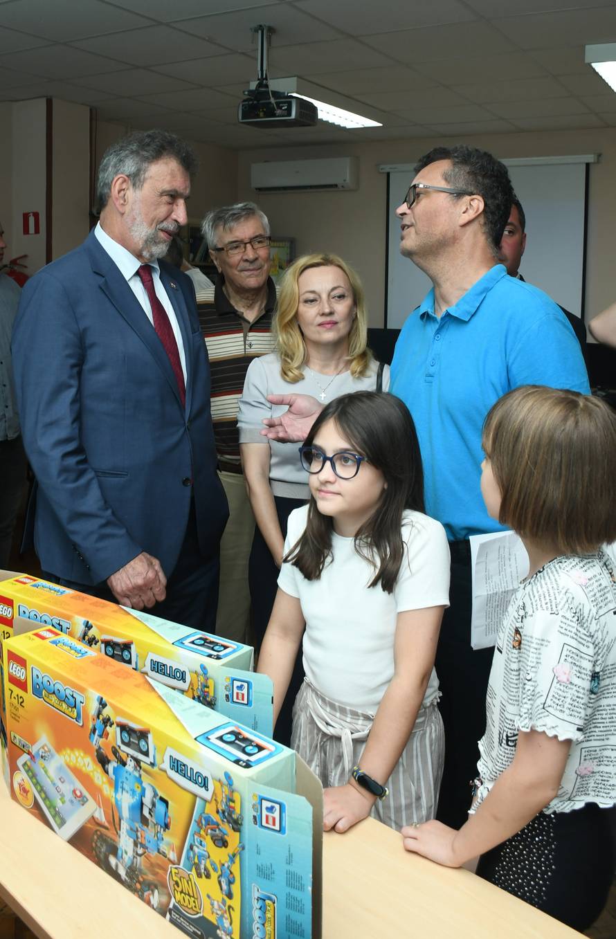Kutina: Ministar Radovan Fuchs nazočio je otvorenju Robotičkog kampa STEMoslavina