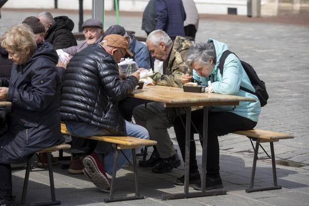 Osijek: Tradicionalna podjela blagdanskog fiš paprikaša na Trgu Svetog Trojstva
