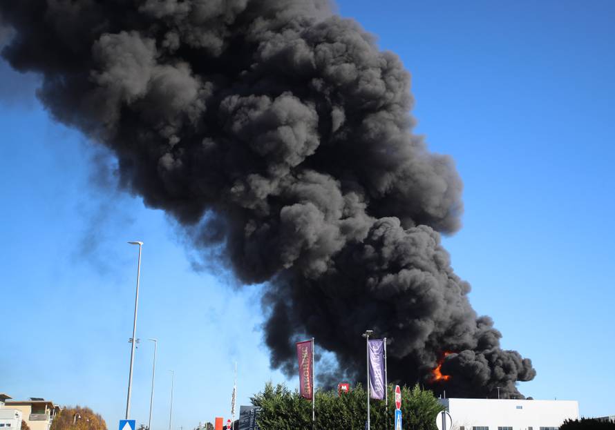 Sveta Nedelja: Požar u skladištu guma, hitne službe su na terenu