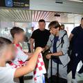 FOTO Vatreni izazvali euforiju na aerodromu: Djeca pohrlila do Modrića i Gvardiola...