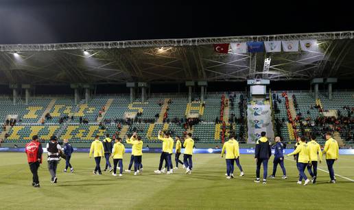 VIDEO Cirkus u Turskoj: Fener je krenuo s juniorima pa nakon jedne minute napustio teren!