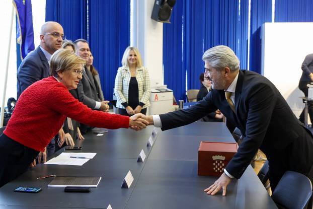 Zagreb: Predsjednički kandidat Niko Tokić Kartelo predao potpise za kandidaturu u DIP