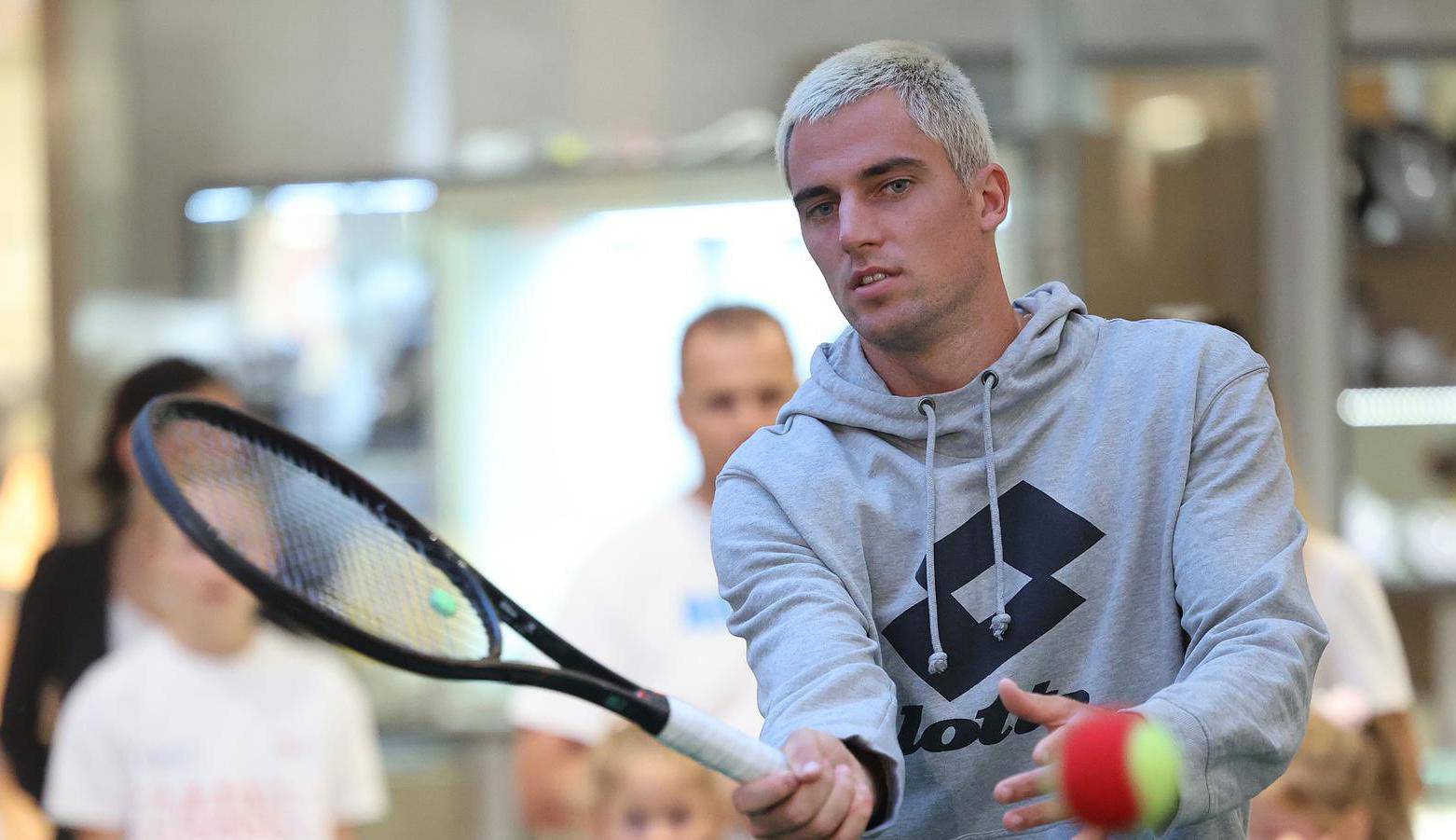 Zagreb: Borna Gojo družio se s najmlađim fanovima uoči Davis Cupa