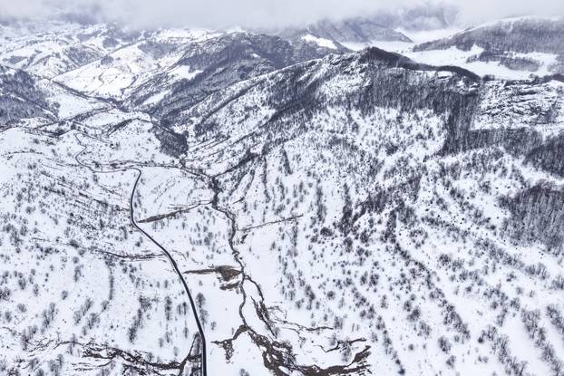 Pogled iz zraka na Bjelašnicu u potpunosti prekrivenu snijegom