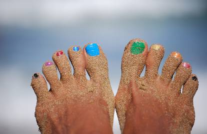 Na plaži se nose neonske, jake i upadljive boje laka za nokte