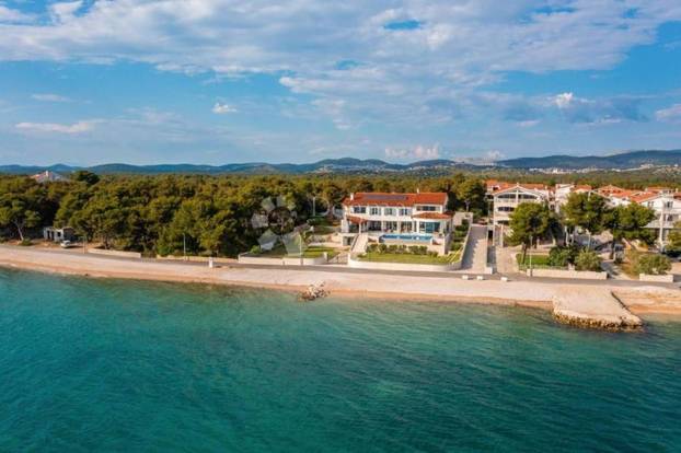 FOTO Ova luksuzna vila kod Šibenika ima čak dva bazena, a prodaje se za 5 milijuna eura