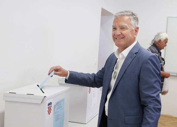 Šibenik: Petar Baranoviæ,kandidat za župana Šibensko-kninske županije glasovao.