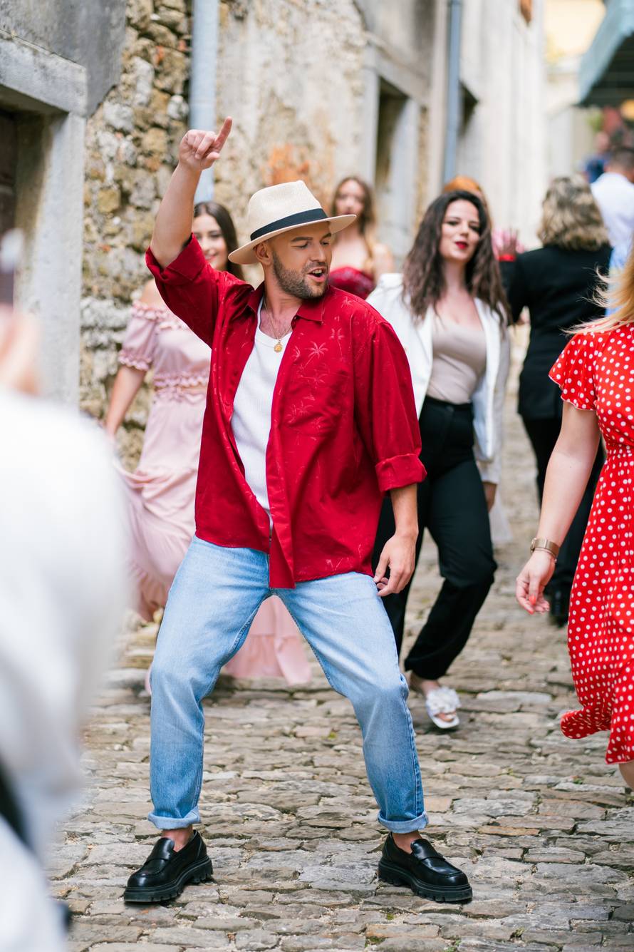 Za Čolića je talent generacije, a pozornicu je dijelio s Oliverom: Antonio sad pjeva 'Hajde ljube'