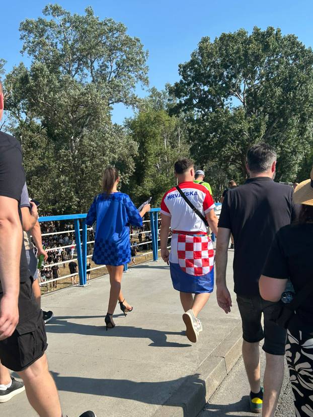 Na Thompsona sa zastavama i beretkama, a neki u štiklama: Pogledajte modne kombinacije