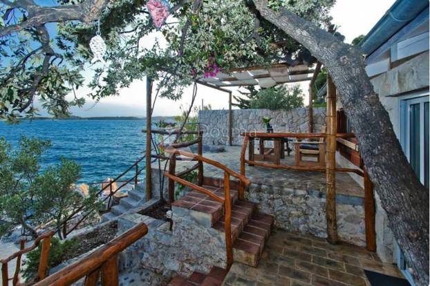Idila na Hvaru: Kamena kuća sa 'svojom' plažom i privatnim vezom za 3,5 milijuna eura