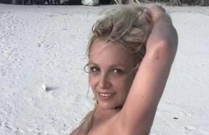 K'o od majke rođena! Britney se fotkala potpuno gola na plaži...