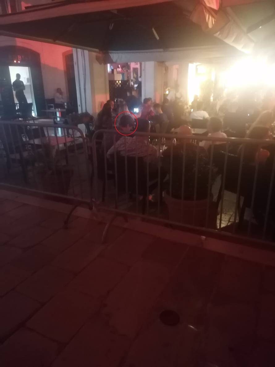 Huljić je Rozgi šetao psa do podneva dok je spavala, a sada sjede svatko za svojim stolom...