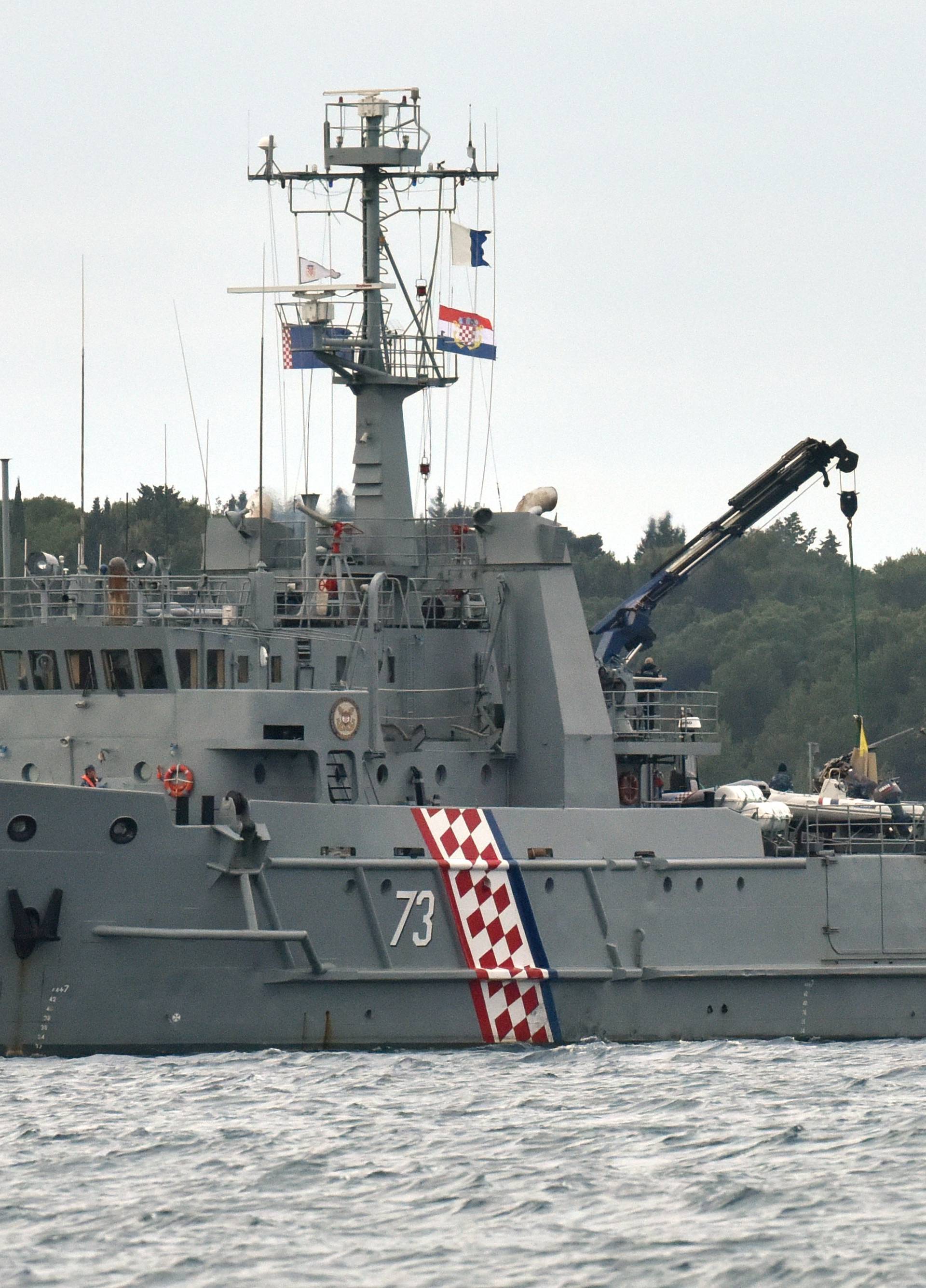Brod ratne mornarice izvukao je dijelove helikoptera iz mora