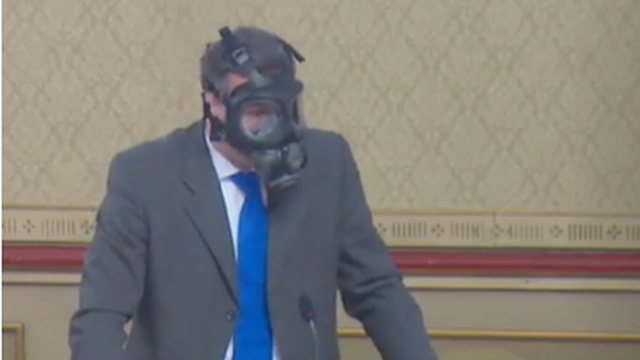 Mostovac Goluža s gas maskom na sjednici Skupštine: 'Štitim se od smrada iz Gradske uprave'