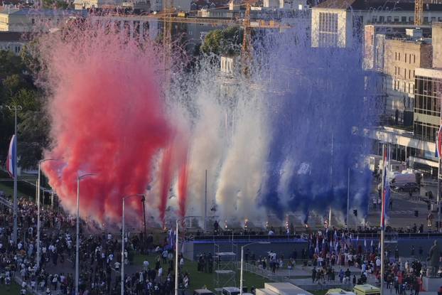 Zagreb: Vojni mimohod završio uz veličanstveni pirotehnički šou 