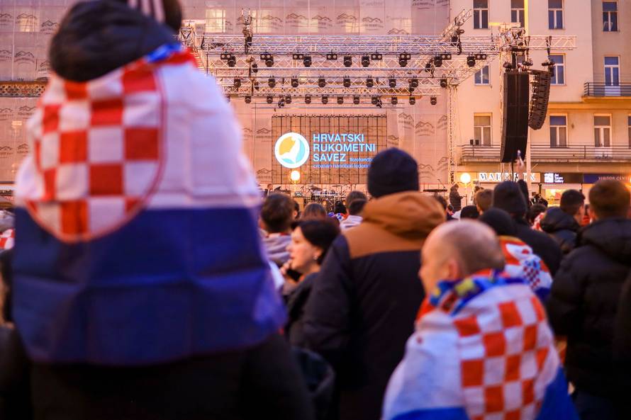 Zagreb: Počelo okupljanje građana za svečani doček rukometnih reprezentativaca nakon osvojene bronce na Europskom prvenstvu