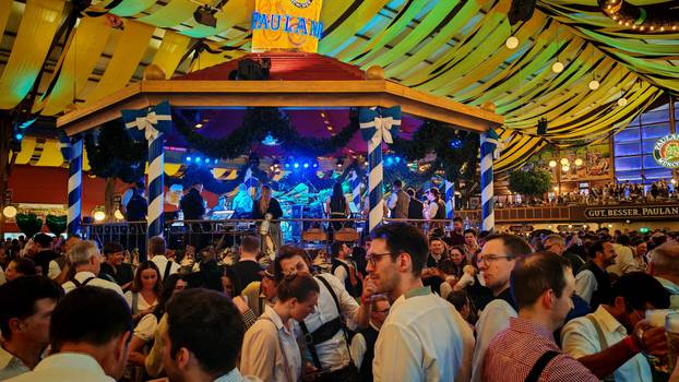 FOTO 24sata na Oktoberfestu:  Evo koliko košta krigla pive!