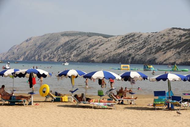 Popularna Rajska plaža u Loparu puna je kupača