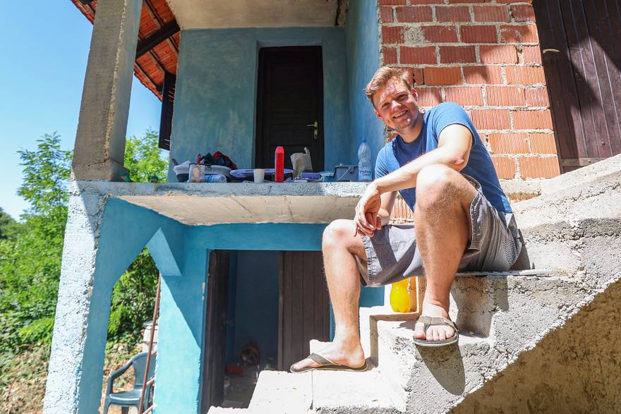 Američki influenser Justus Reid kupio kuću u Hrvatskoj za 5.000 eura, snimke uređenja postale su viralni hit