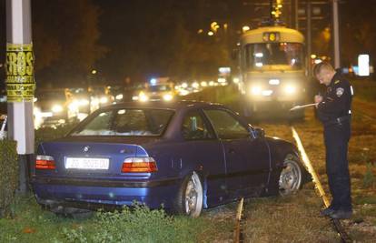 Ukrao BMW pa ga razbio i "parkirao" na tračnicama