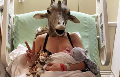 Rađala je s maskom žirafe na glavi: Gledali su je milijuni ljudi