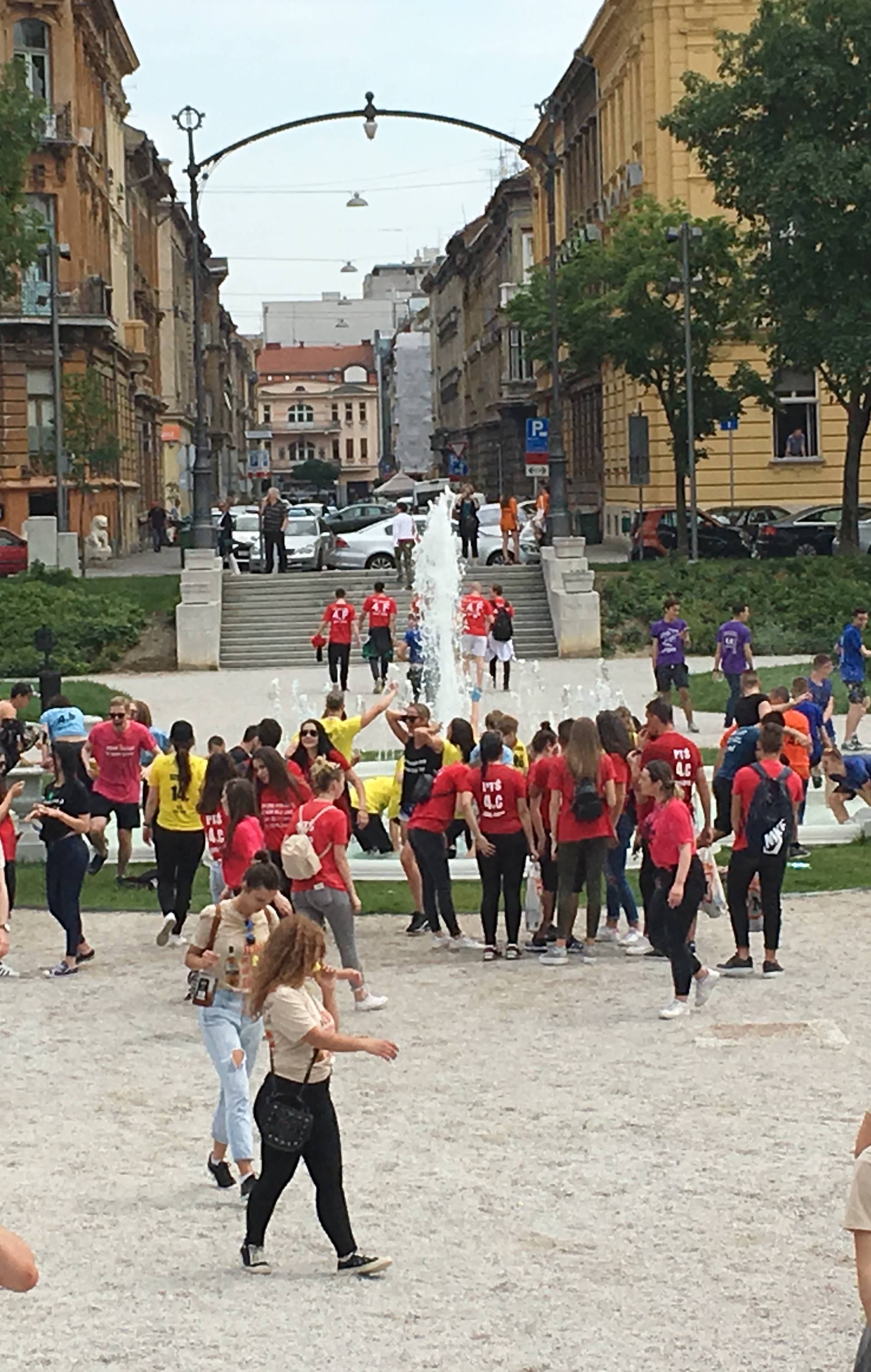 U Rijeci bacili dimnu bombu, u Zagrebu skakali u Manduševac