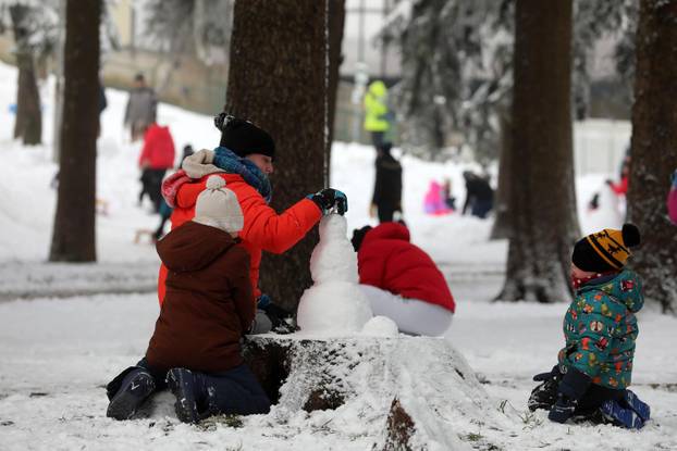 Delnice: Mnogobrojni izletnici uživaju u snijegu u Gorskom kotaru.