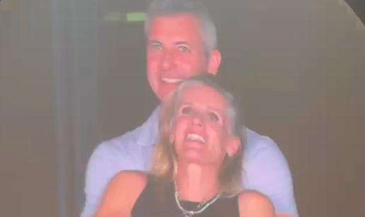 Direktor preljubnik s 'Kiss cam' Coldplaya viđen sa suprugom, oboje i dalje nose prstenje