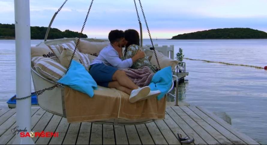 'Savršeni' strastveno poljubio Amru, a ona zaplakala od sreće: 'Mogu se zamisliti u vezi s njim'