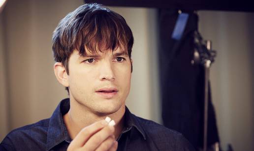 Ashton Kutcher je iza kamera odgovarao na životna pitanja