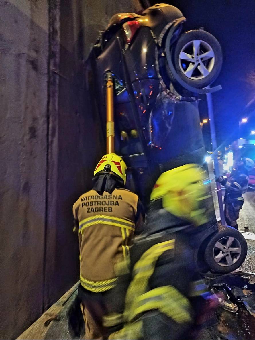FOTO ‘Parkirala’ Nissan na zid podvožnjaka: Pijana vozačica iz Škorpikove doznala je kaznu!