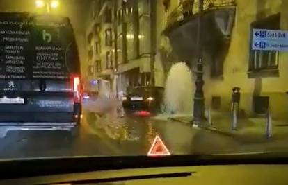Autom razvalio hidrant u centru, voda šikljala po cijeloj ulici