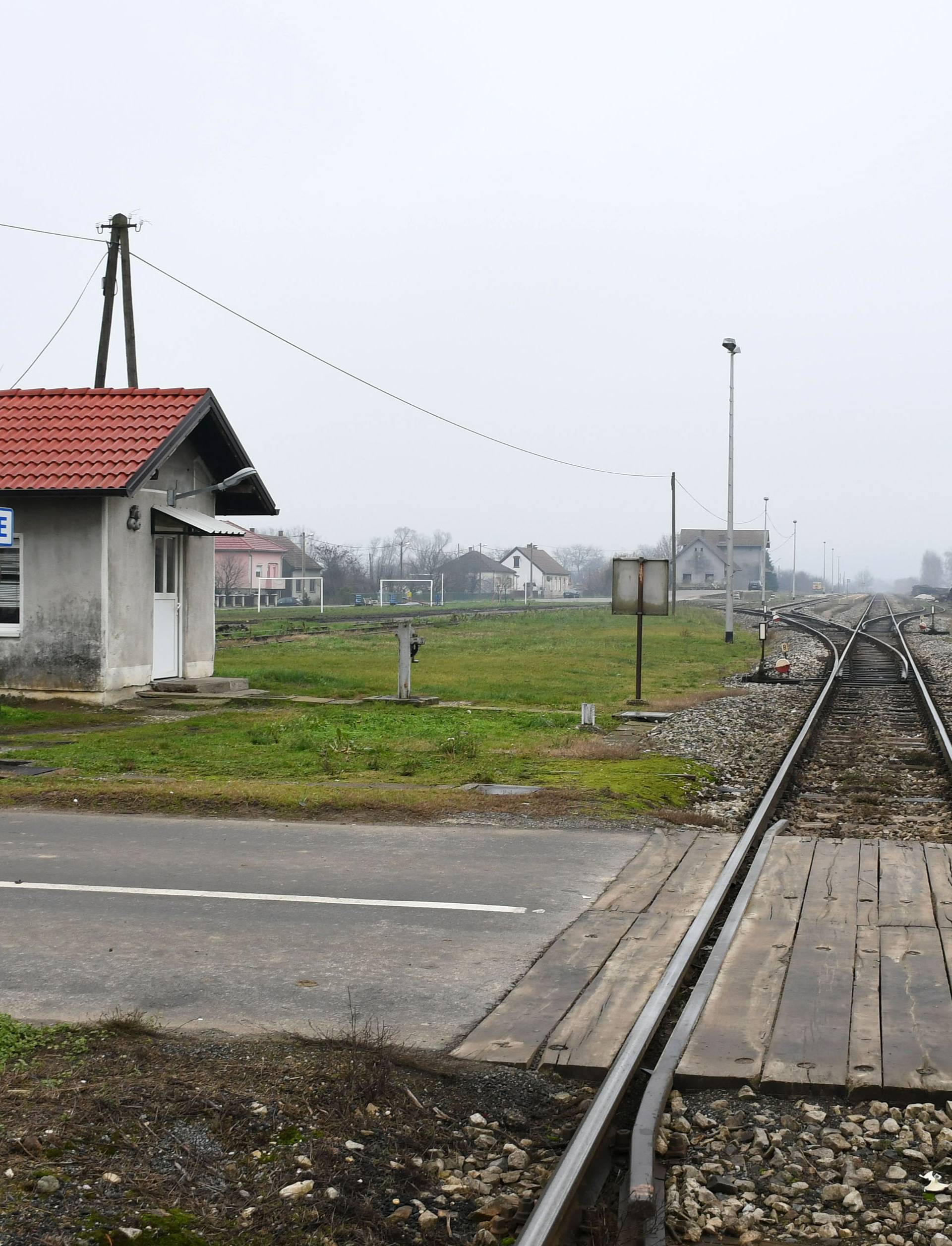 Suhopolje: Vozač mopeda pao pod vlak i poginuo