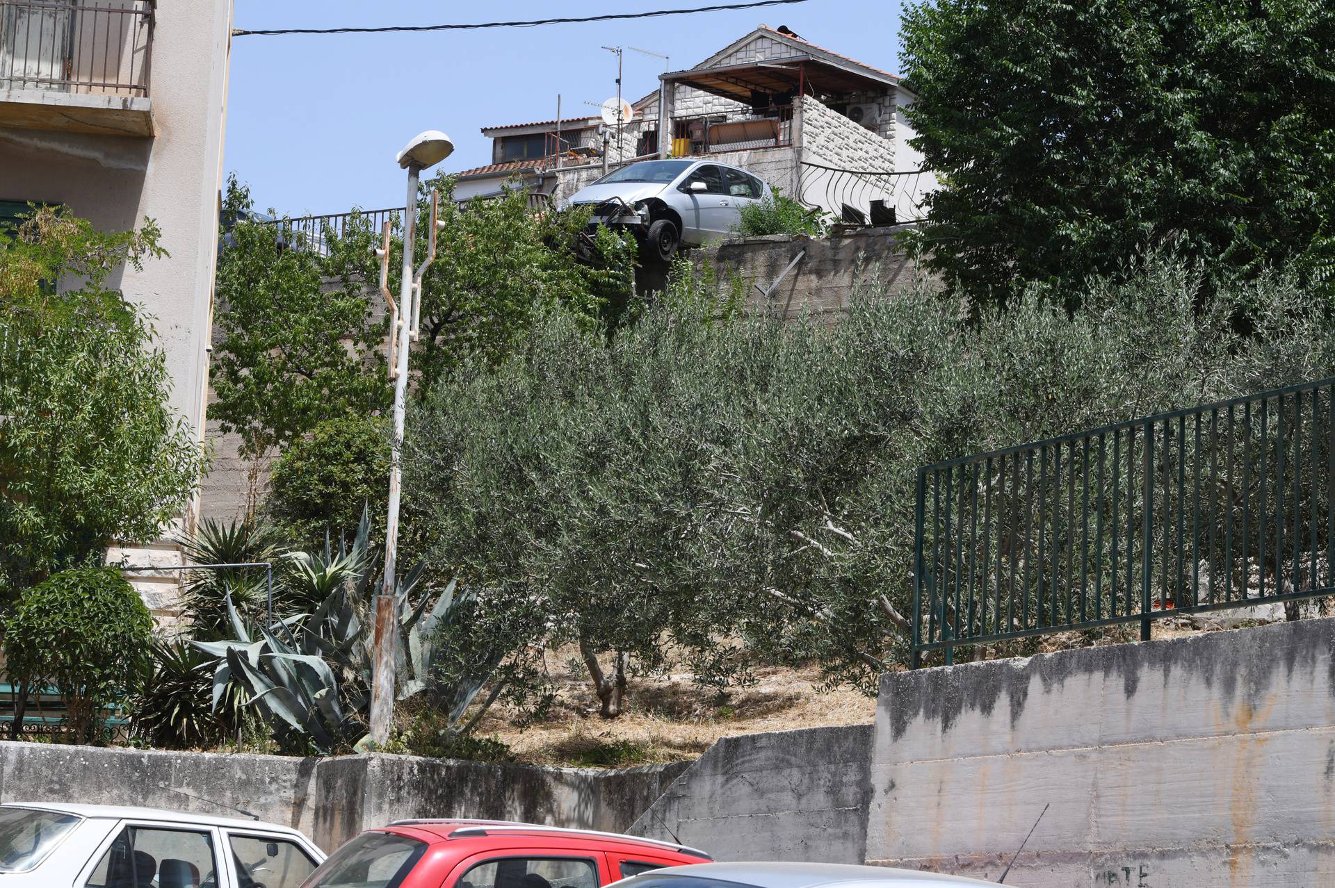 U Šibeniku automobilom probio ogradu i visi iznad provalije