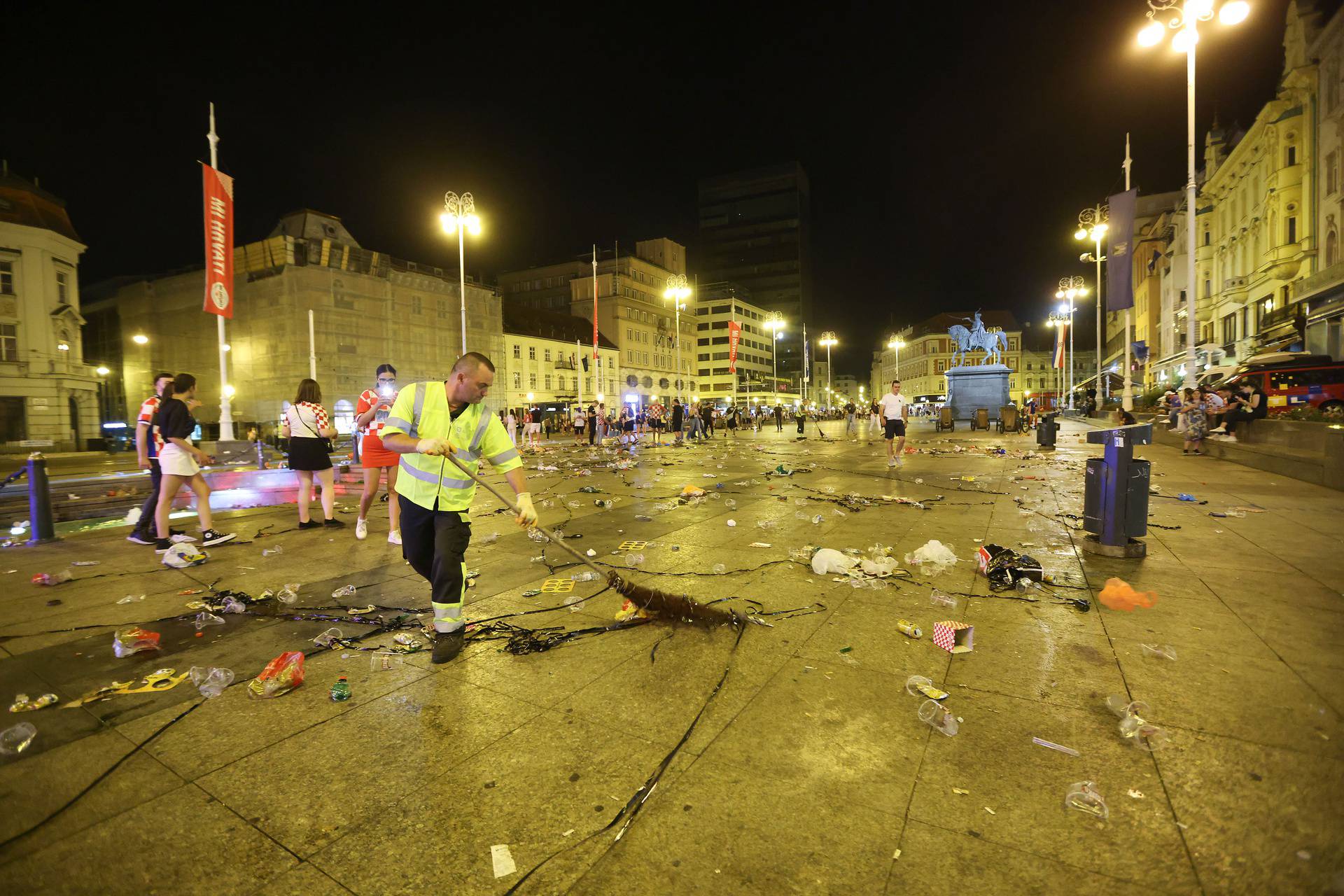 Zagreb: Čišćenje smeća nakon gledanja utakmice  