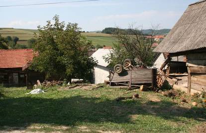 U prevrtanju traktora na nizbrdici poginula je žena