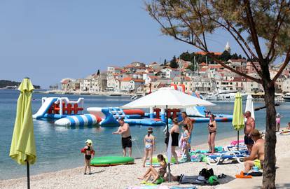 Primošten: Plaže su krcate, svi se žele malo osvježiti u moru