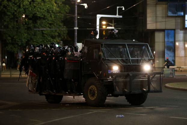 Beograd: Policija rastjerala građane koji su bili okupljeni u Ulici Kneza Miloša, nekoliko građana ozlijeđeno