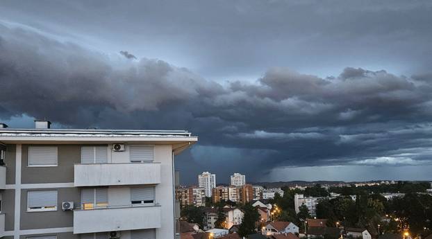 FOTO Crni oblaci zamračili nebo nad Zagrebom: 'Snažan vjetar mi je sve razbacao na balkonu'