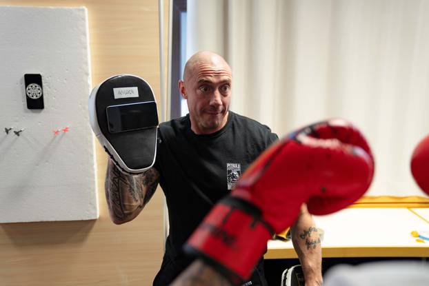 FOTO Bacali ga, udarali i ledili na Kranjskoj Gori: Stigla je nova izdržljiva Honor Magic 8 serija