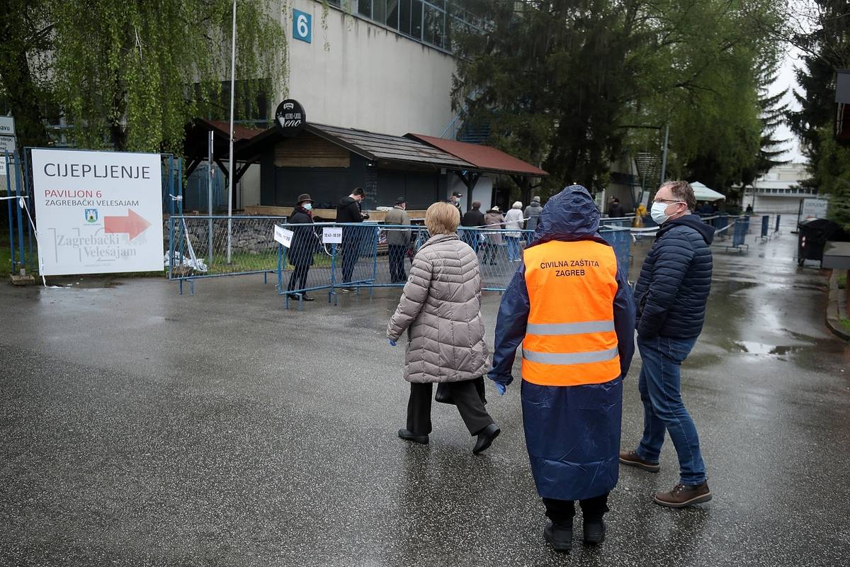 Ljutiti građani na Velesajmu: 'Baki su rekli da dođe u 10, zvat ću Beroša, neka ju dođe cijepiti'